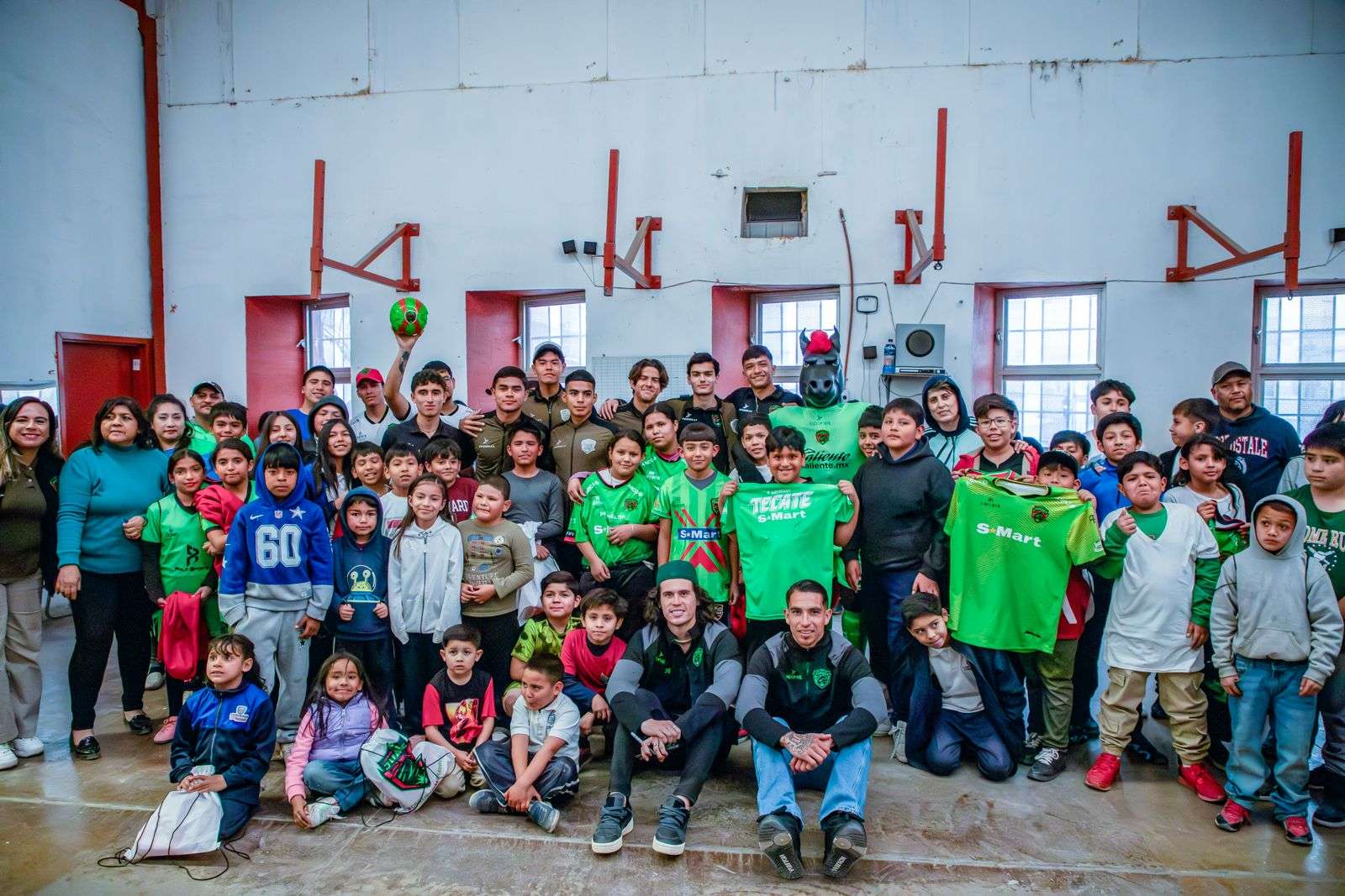 Visitan Bravos centro comunitario en Granjas de Chapultepec 